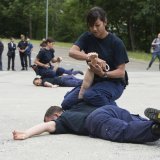 Des aspirants policiers montrent au public divers moyens de contrainte et interventions lors de la journée officielle de l'Académie de police à Savatan (archives)